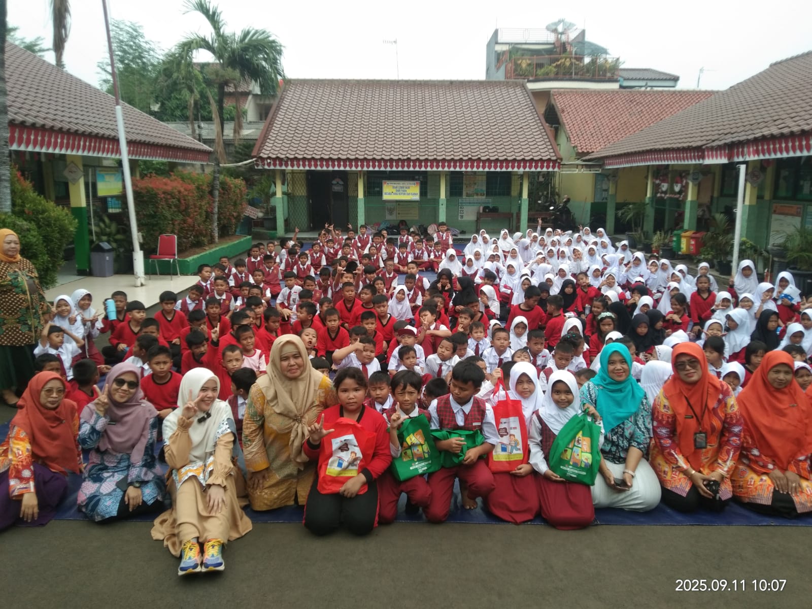 Wisata LiterAsyik Ke SDN Malaka Jaya 12